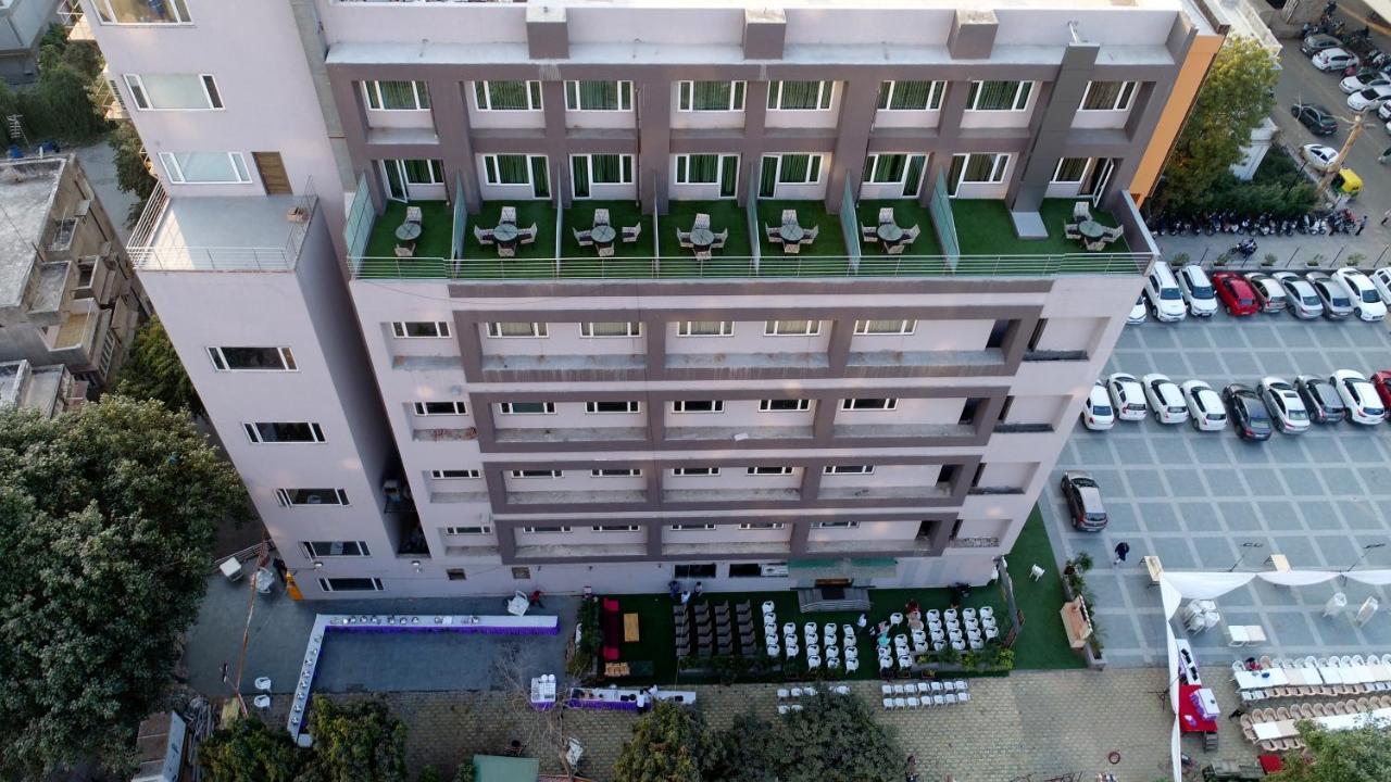 Apricot Hotel , Ahmadábád Kültér fotó